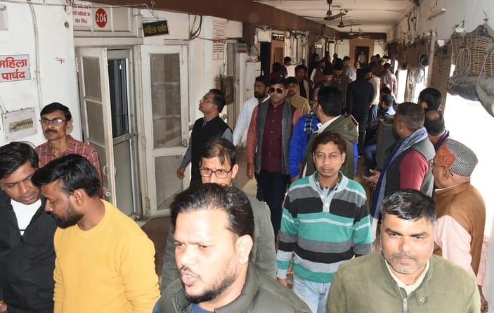 प्रदर्शन करते कर्मचारी।