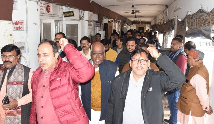 प्रदर्शन करते कर्मचारी।