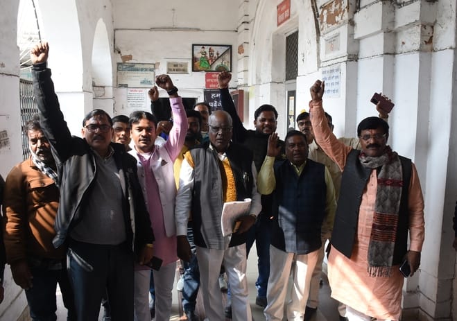 प्रदर्शन करते कर्मचारी।