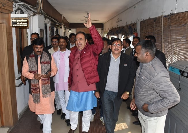 प्रदर्शन करते कर्मचारी।