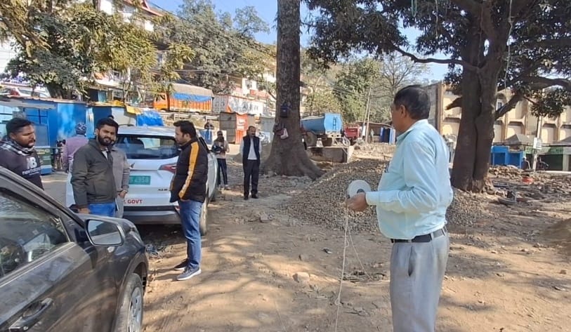 परवाणू में वेंडिंग जोन के कार्य को लेकर पड़ी निर्माण सामाग्री। संवाद परवाणू में वेंडिंग जोन के कार्य को लेकर पड़ी निर्माण सामाग्री। संवाद