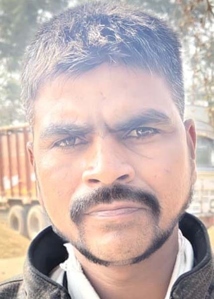 पुवायां मंडी परिसर में खड़ीं धान भरी ट्राॅलियां। संवाद पुवायां मंडी परिसर में खड़ीं धान भरी ट्राॅलियां। संवाद