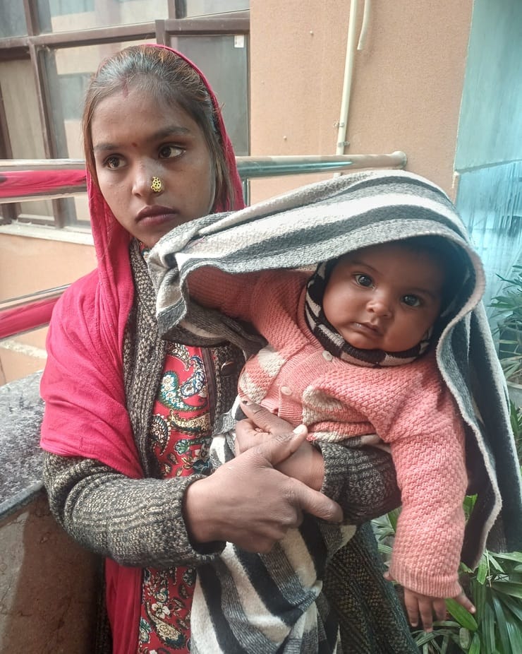 साहा निवासी ज्योति और शिव कुमार अपने बच्चे का आधार बनवाने के लिए इंतजार करते हुए। संवाद साहा निवासी ज्योति और शिव कुमार अपने बच्चे का आधार बनवाने के लिए इंतजार करते हुए। संवाद