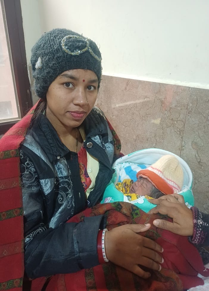 साहा निवासी ज्योति और शिव कुमार अपने बच्चे का आधार बनवाने के लिए इंतजार करते हुए। संवाद साहा निवासी ज्योति और शिव कुमार अपने बच्चे का आधार बनवाने के लिए इंतजार करते हुए। संवाद
