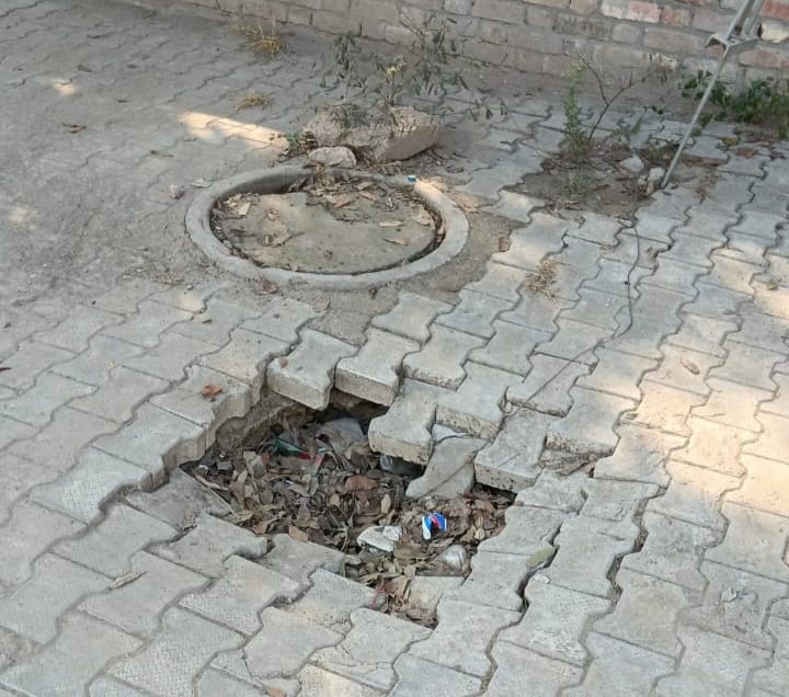 सेक्टर-20 की जर्जर सड़क से गुजरते वाहन चालक।