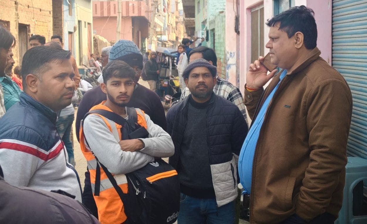 स्मार्ट मीटर को लेकर हंगामा करते लोग। संवाद स्मार्ट मीटर को लेकर हंगामा करते लोग। संवाद