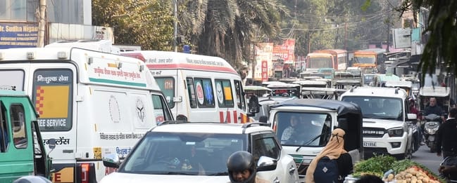 सोमवार को शहर में जगह-जगह जाम में फंसीं एंबुलेंस। सोमवार को शहर में जगह-जगह जाम में फंसीं एंबुलेंस।
