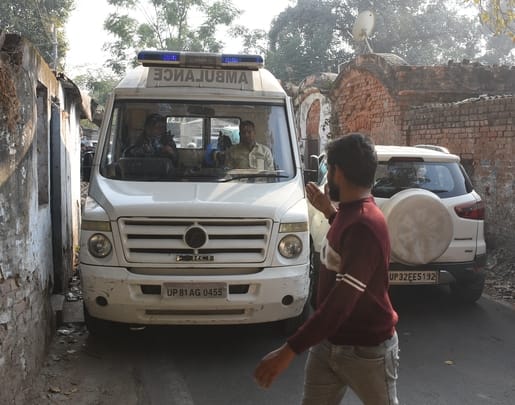 सोमवार को शहर में जगह-जगह जाम में फंसीं एंबुलेंस। सोमवार को शहर में जगह-जगह जाम में फंसीं एंबुलेंस।
