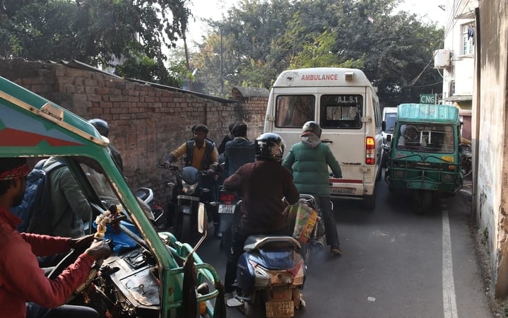 सोमवार को शहर में जगह-जगह जाम में फंसीं एंबुलेंस। सोमवार को शहर में जगह-जगह जाम में फंसीं एंबुलेंस।
