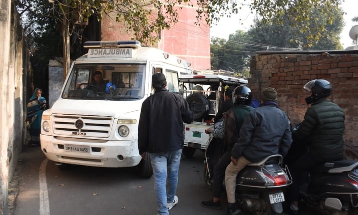 सोमवार को शहर में जगह-जगह जाम में फंसीं एंबुलेंस। सोमवार को शहर में जगह-जगह जाम में फंसीं एंबुलेंस।