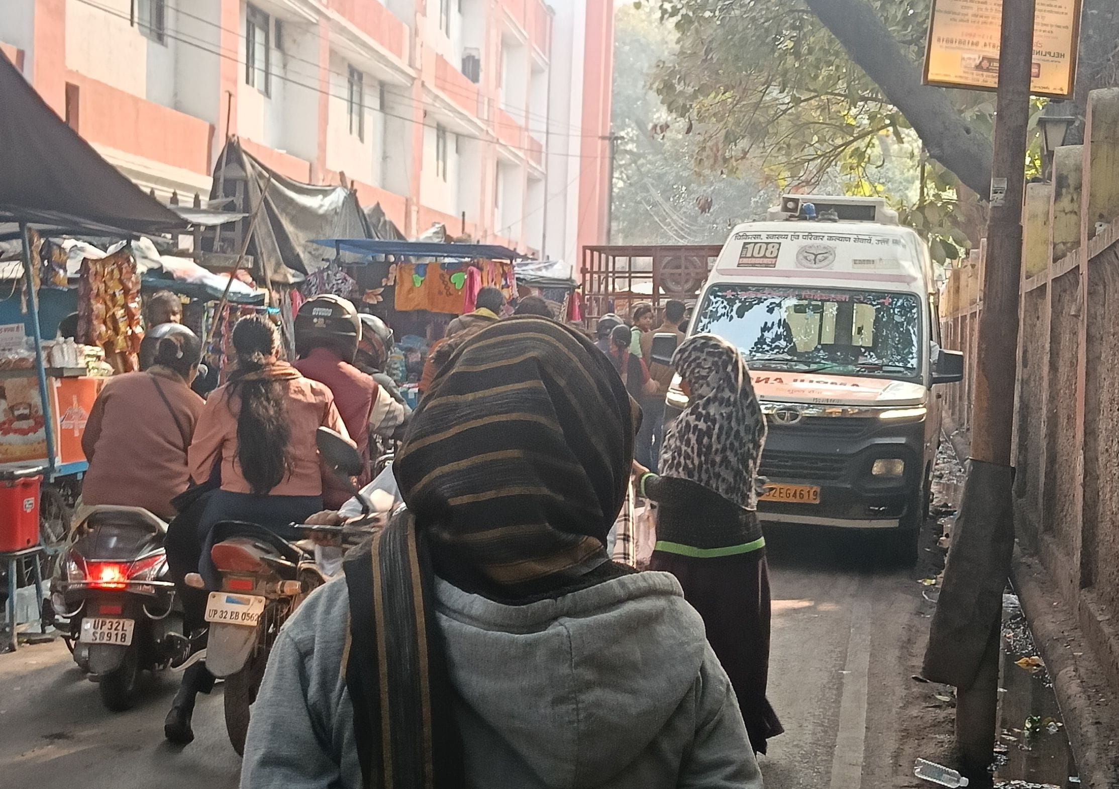 सोमवार को शहर में जगह-जगह जाम में फंसीं एंबुलेंस। सोमवार को शहर में जगह-जगह जाम में फंसीं एंबुलेंस।