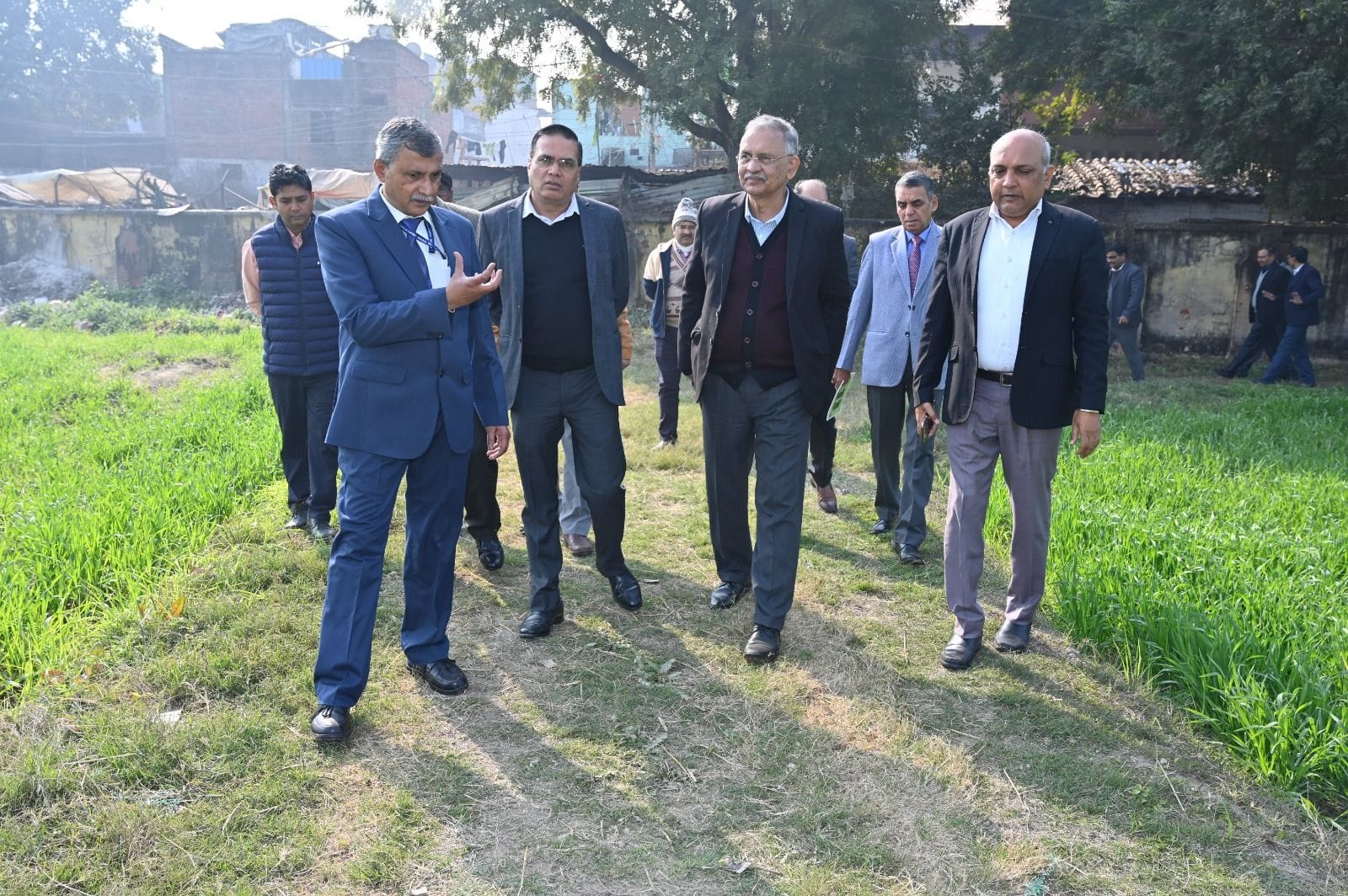 संस्थान परिसर में भ्रमण कर स्थित का जायजा लेते गन्ना संस्थान और इस्मा के अधिकारी। स्रोत ः विभाग