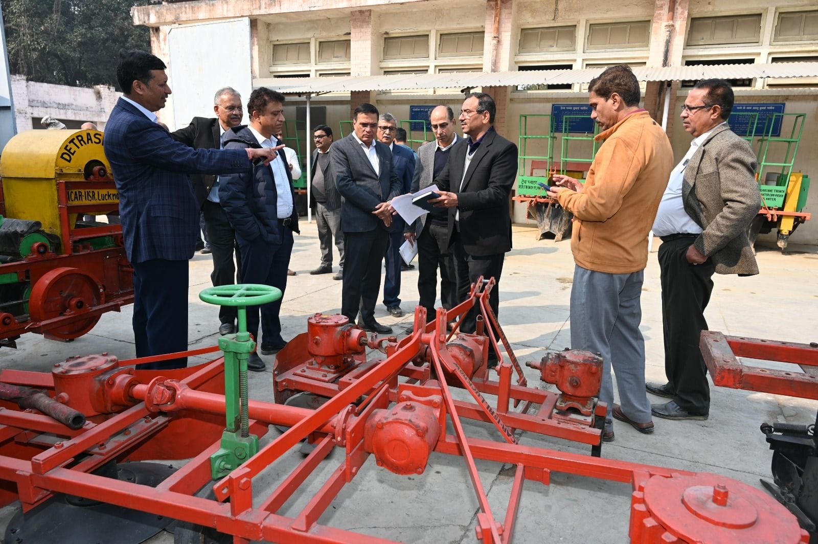 संस्थान परिसर में भ्रमण कर स्थित का जायजा लेते गन्ना संस्थान और इस्मा के अधिकारी। स्रोत ः विभाग
