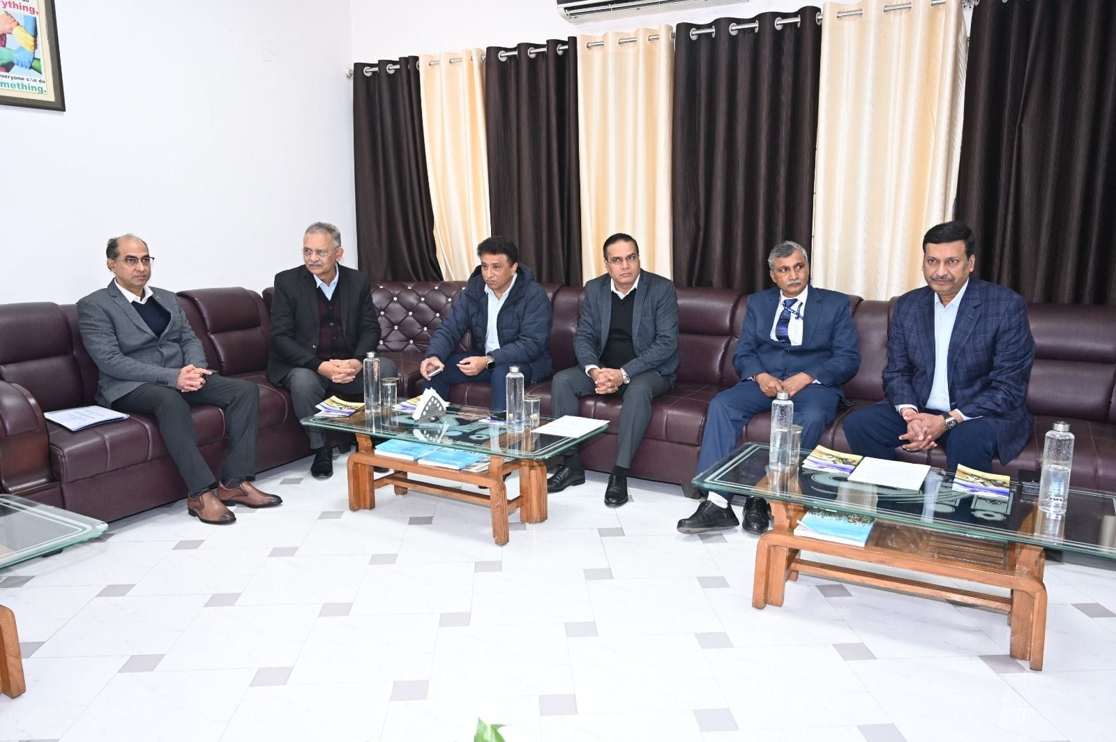 संस्थान परिसर में भ्रमण कर स्थित का जायजा लेते गन्ना संस्थान और इस्मा के अधिकारी। स्रोत ः विभाग