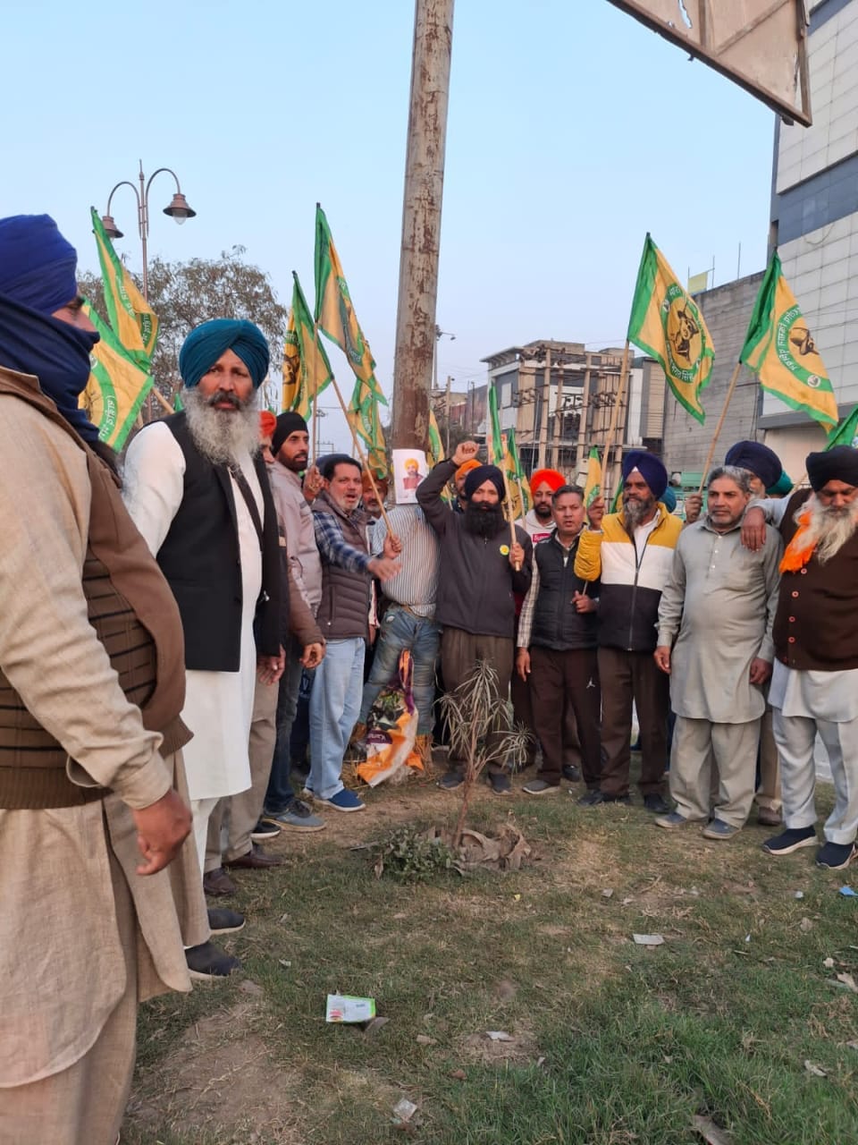 शहर अग्रसेन चौक पर भारतीय किसान यूनियन शहीद भगत सिंह के नेतृत्व में किसानों ने पंजाब के मुख्यमं
