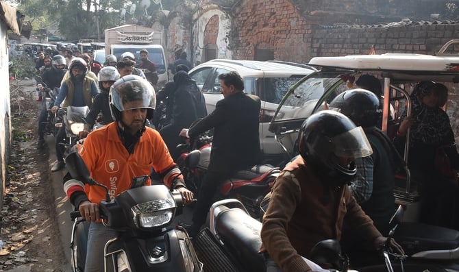 शहर के विभिन्न इलाकों में सोमवार को लगा जाम। शहर के विभिन्न इलाकों में सोमवार को लगा जाम।
