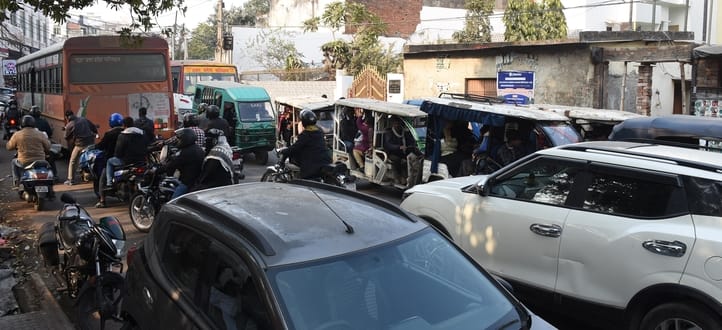 शहर के विभिन्न इलाकों में सोमवार को लगा जाम। शहर के विभिन्न इलाकों में सोमवार को लगा जाम।