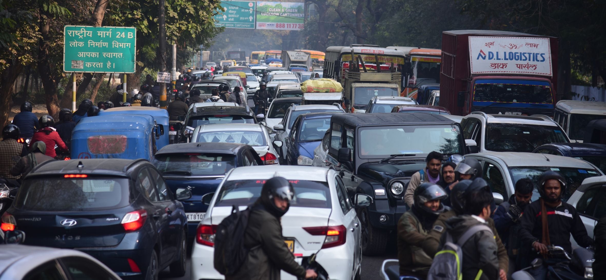 शहर के विभिन्न इलाकों में सोमवार को लगा जाम। शहर के विभिन्न इलाकों में सोमवार को लगा जाम।