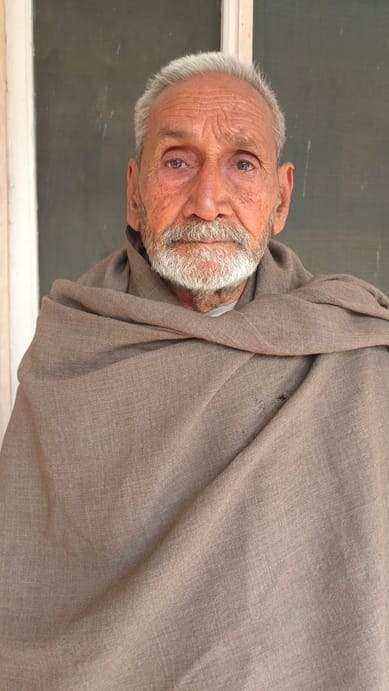 शहर उपायुक्त कार्यालय पर परिवार पहचान पत्र में आय कम न होने की शिकायत लेकर पहुंचे बलवीर सिंह। शहर उपायुक्त कार्यालय पर परिवार पहचान पत्र में आय कम न होने की शिकायत लेकर पहुंचे बलवीर सिंह।