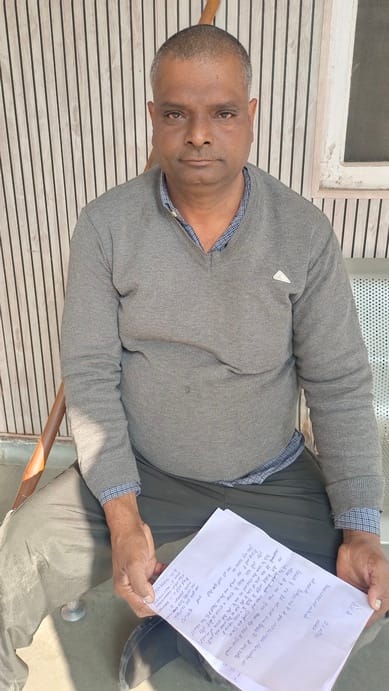 शहर उपायुक्त कार्यालय पर परिवार पहचान पत्र में आय कम न होने की शिकायत लेकर पहुंचे बलवीर सिंह। शहर उपायुक्त कार्यालय पर परिवार पहचान पत्र में आय कम न होने की शिकायत लेकर पहुंचे बलवीर सिंह।