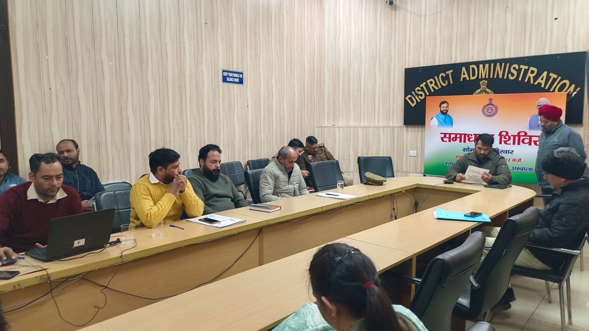 शहर उपायुक्त कार्यालय पर परिवार पहचान पत्र में आय कम न होने की शिकायत लेकर पहुंचे बलवीर सिंह। शहर उपायुक्त कार्यालय पर परिवार पहचान पत्र में आय कम न होने की शिकायत लेकर पहुंचे बलवीर सिंह।