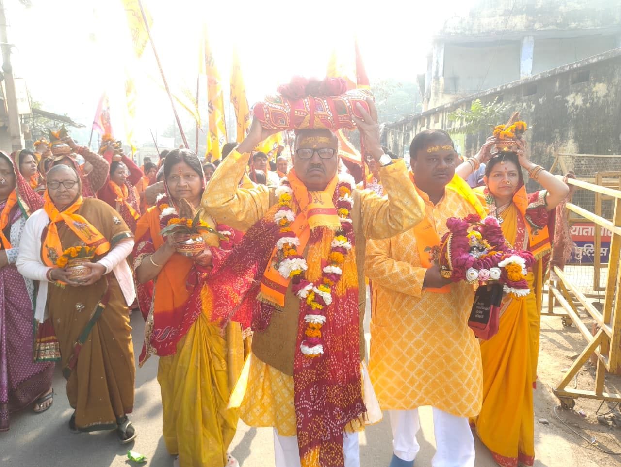 धूमधाम से निकाली कलश यात्रा
