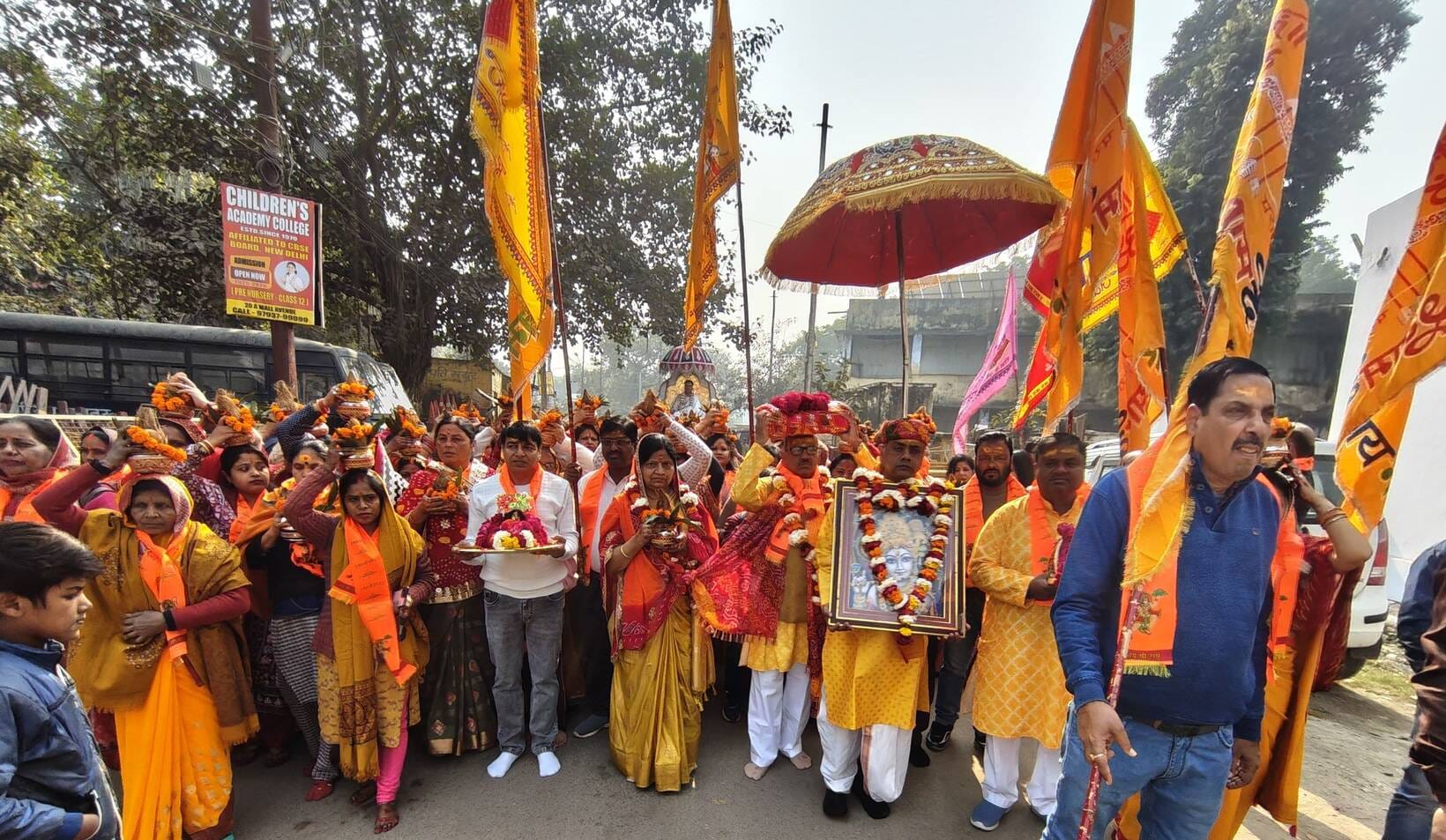 धूमधाम से निकाली कलश यात्रा