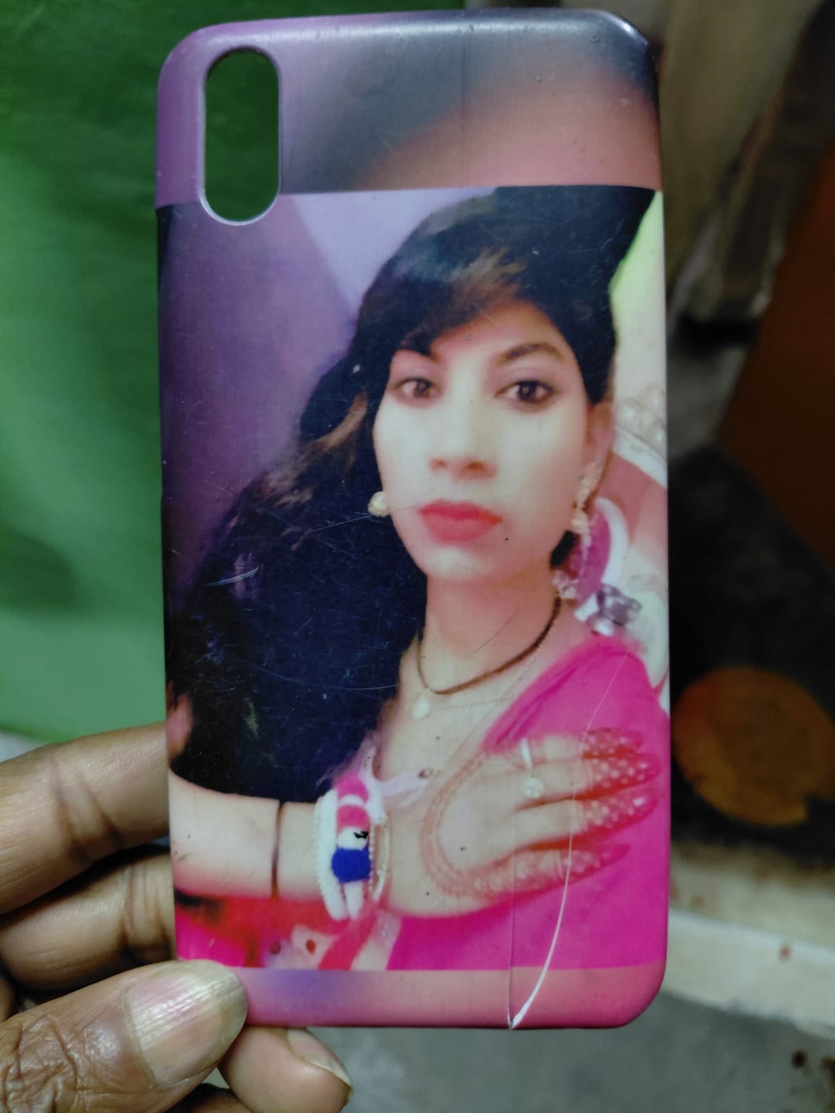 धारदार हथियार से युवती का काटा गला, मौके पर जांच के लिए फोरेंसिक टीम पहुंची