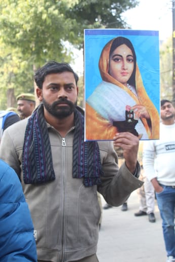 वाराणसी के मणिकार्णिका घाट पर देवी देवताओं की मूर्तियों के अलावा अहिल्याबाई होल्कर जी की मूर्ति वाराणसी के मणिकार्णिका घाट पर देवी देवताओं की मूर्तियों के अलावा अहिल्याबाई होल्कर जी की मूर्ति