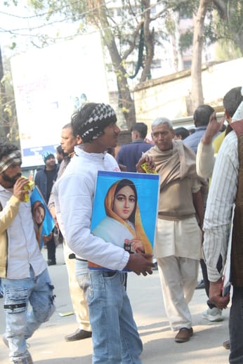 वाराणसी के मणिकार्णिका घाट पर देवी देवताओं की मूर्तियों के अलावा अहिल्याबाई होल्कर जी की मूर्ति वाराणसी के मणिकार्णिका घाट पर देवी देवताओं की मूर्तियों के अलावा अहिल्याबाई होल्कर जी की मूर्ति