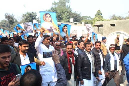 वाराणसी के मणिकार्णिका घाट पर देवी देवताओं की मूर्तियों के अलावा अहिल्याबाई होल्कर जी की मूर्ति वाराणसी के मणिकार्णिका घाट पर देवी देवताओं की मूर्तियों के अलावा अहिल्याबाई होल्कर जी की मूर्ति