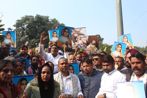 वाराणसी के मणिकार्णिका घाट पर देवी देवताओं की मूर्तियों के अलावा अहिल्याबाई होल्कर जी की मूर्ति वाराणसी के मणिकार्णिका घाट पर देवी देवताओं की मूर्तियों के अलावा अहिल्याबाई होल्कर जी की मूर्ति