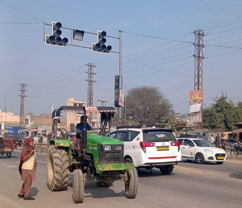 20जेएनडी15-बिजली निगम द्वारा ट्रैफिक लाइट का उखाड़ा गया मीटर। स्रोत शहरवासी