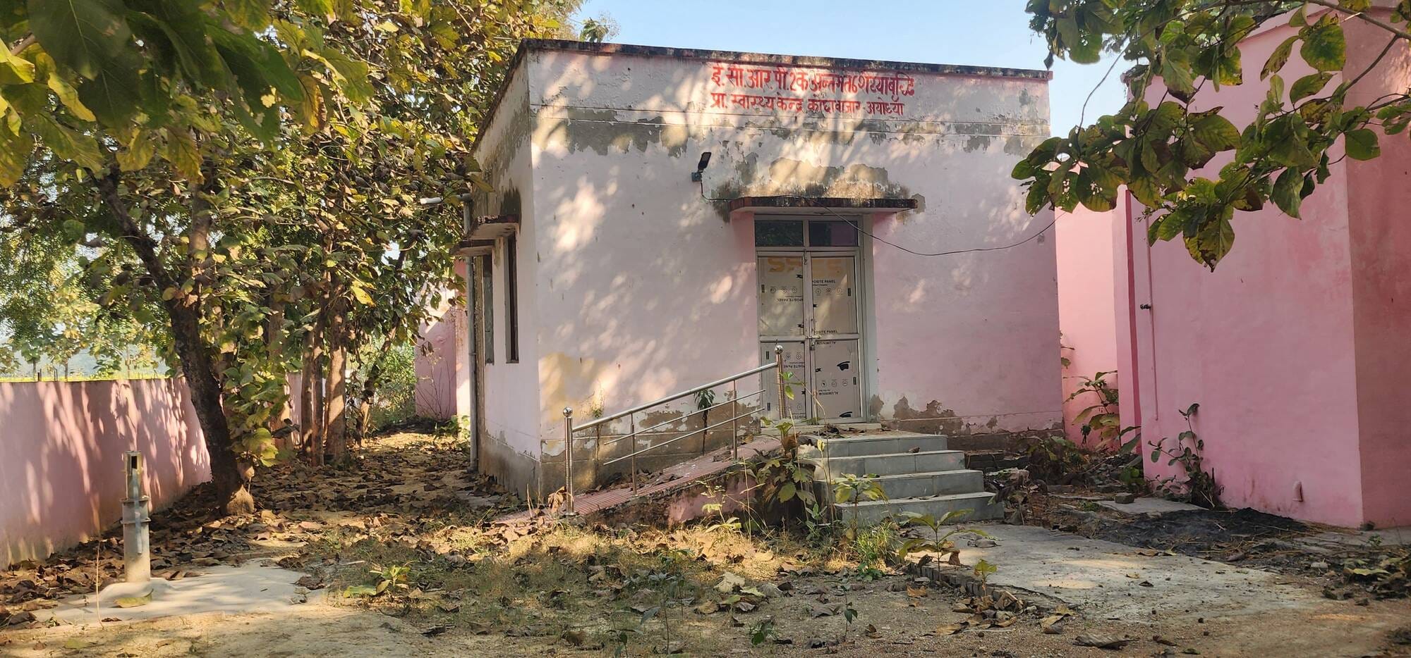 25-पीएचसी कोछा बाजार में सुबह 10:30 बजे तक खाली चिकित्सक और स्वास्थ्यकर्मी की कुर्सी।-संवाद