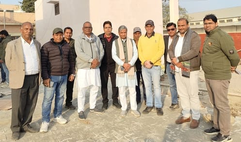 बाबैन। अनाजमंडी में श्रमिक कैंटीन का जायजा लेते मुख्यमंत्री के प्रतिनिधि कैलाश सैनी व अन्य। विज