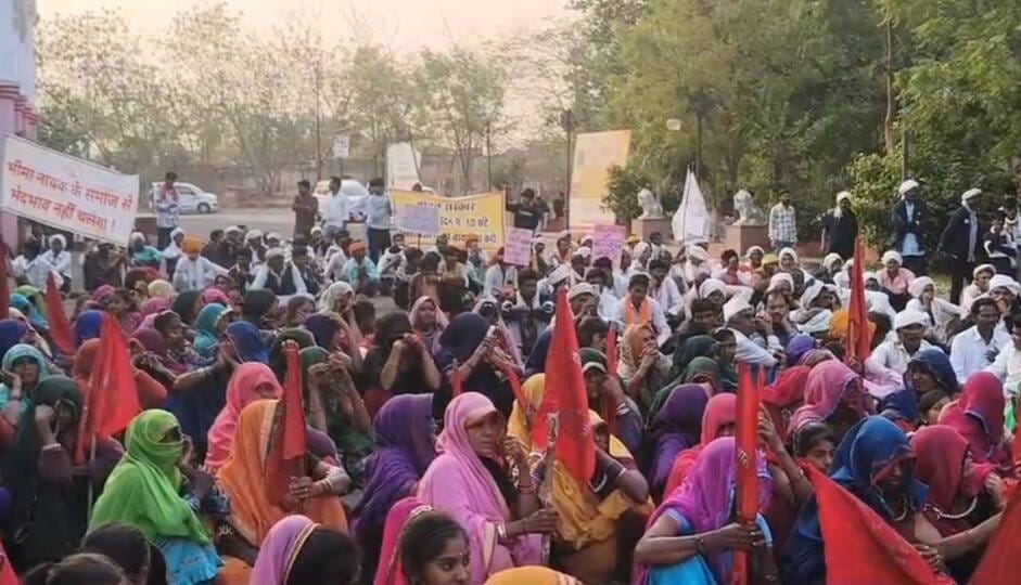 बड़वानी कलेक्ट्रेट का घेराव मामले में आदिवासी समाजजनों ने अपनी बात रखी