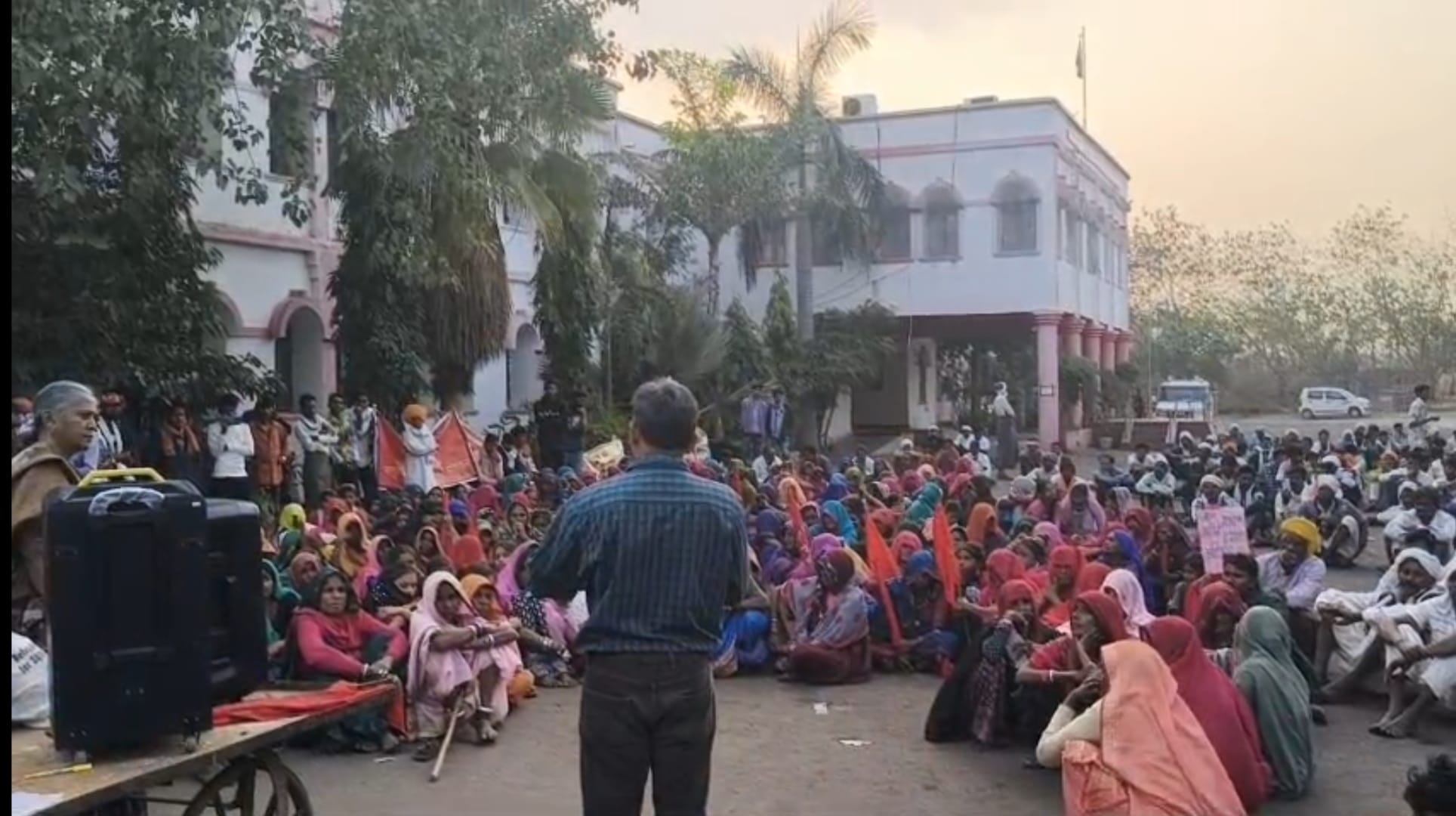 बड़वानी कलेक्ट्रेट का घेराव मामले में आदिवासी समाजजनों ने अपनी बात रखी