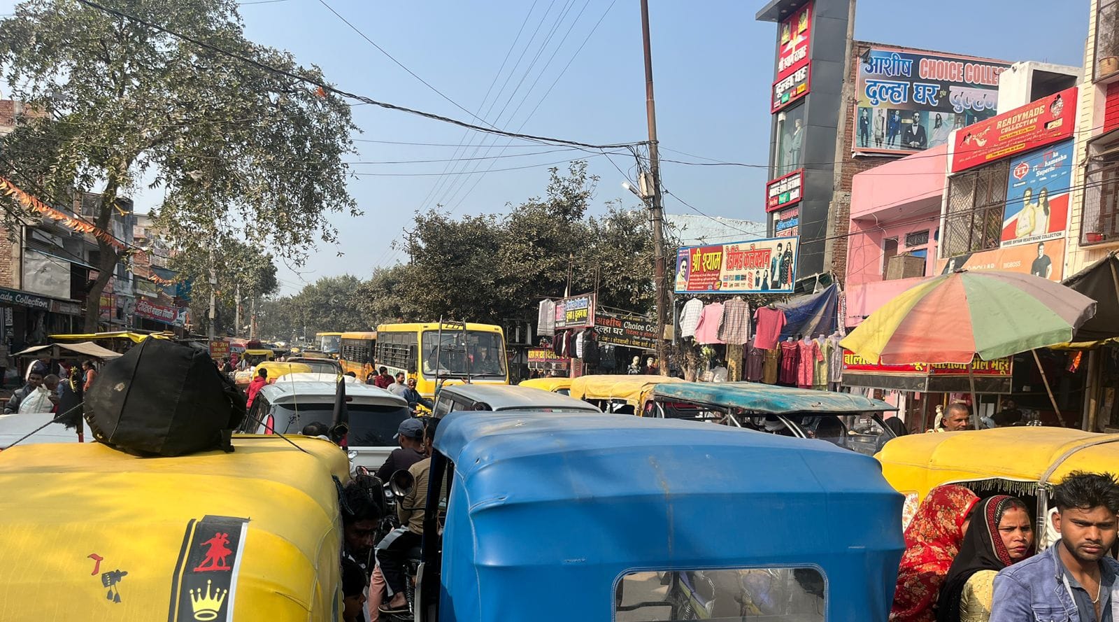 फोटो-12- रेलवे क्रॉसिंग पर लगे जाम में फंसे वाहन सवार।संवाद