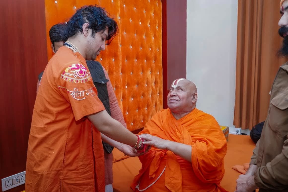 फोटो - 13 कथा विराम के बाद श्रद्धालुओं से विदाई लेते बागेश्वर सरकार। संवाद फोटो - 13 कथा विराम के बाद श्रद्धालुओं से विदाई लेते बागेश्वर सरकार। संवाद