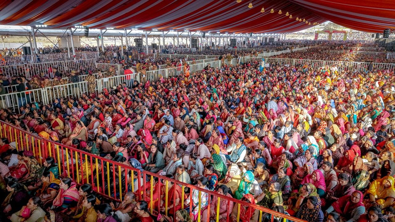 फोटो - 13 कथा विराम के बाद श्रद्धालुओं से विदाई लेते बागेश्वर सरकार। संवाद फोटो - 13 कथा विराम के बाद श्रद्धालुओं से विदाई लेते बागेश्वर सरकार। संवाद