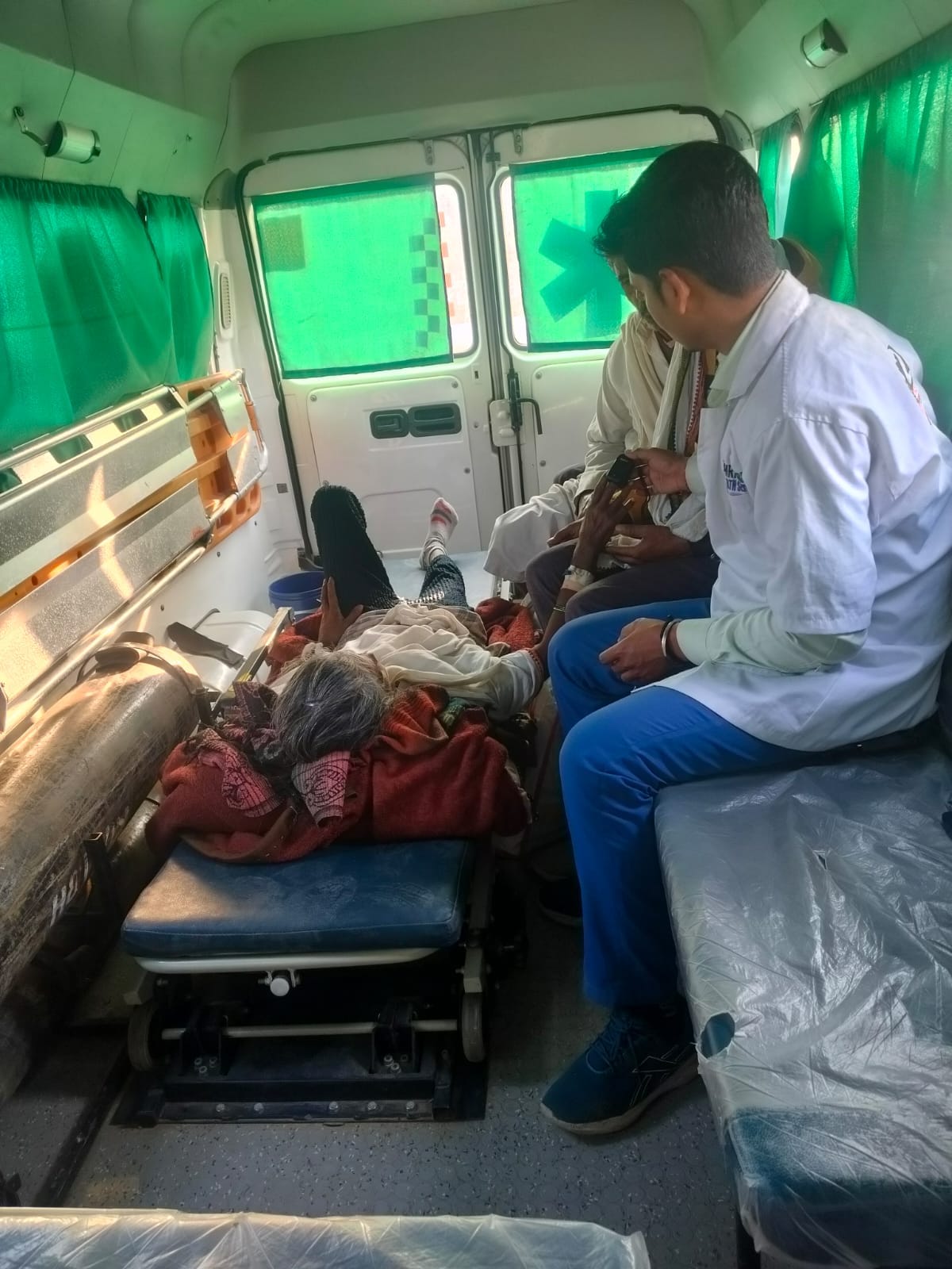 फोटो 20 एचएएमपी 23- शहर के बेतवा पुल पर लगा जाम। संवाद