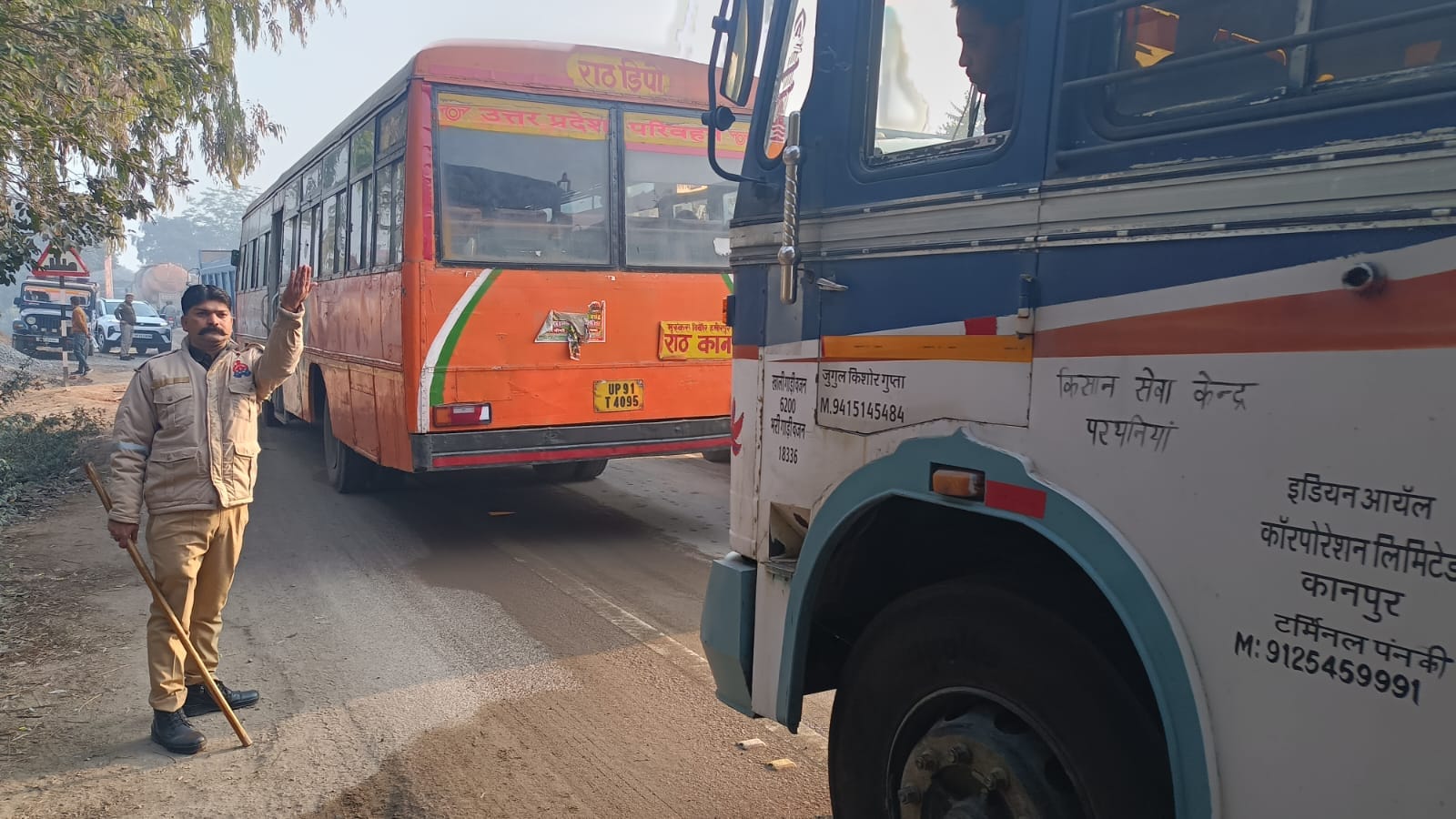 फोटो 20 एचएएमपी 23- शहर के बेतवा पुल पर लगा जाम। संवाद