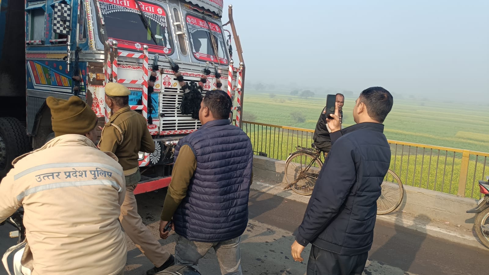 फोटो 20 एचएएमपी 23- शहर के बेतवा पुल पर लगा जाम। संवाद