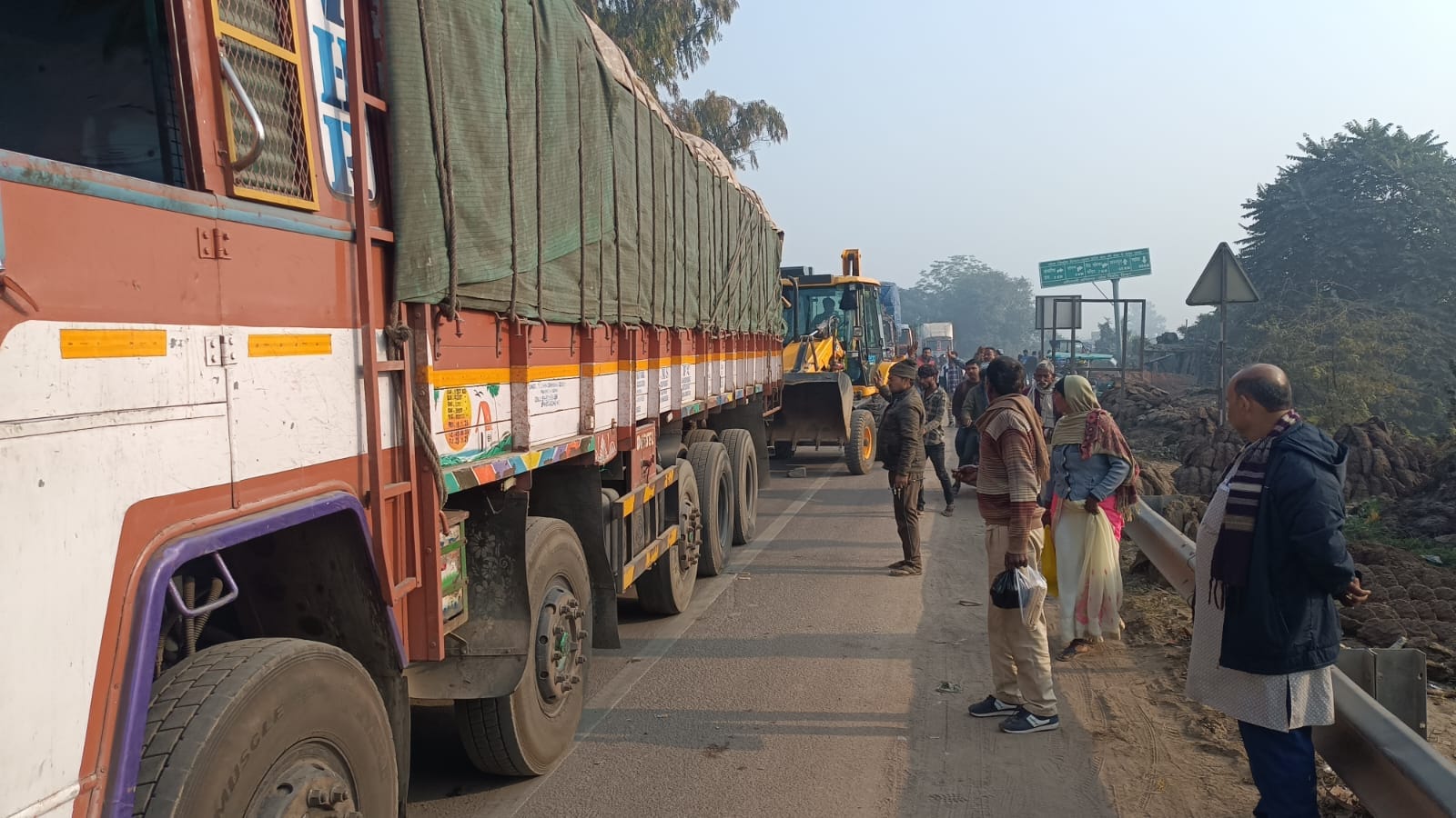 फोटो 20 एचएएमपी 23- शहर के बेतवा पुल पर लगा जाम। संवाद