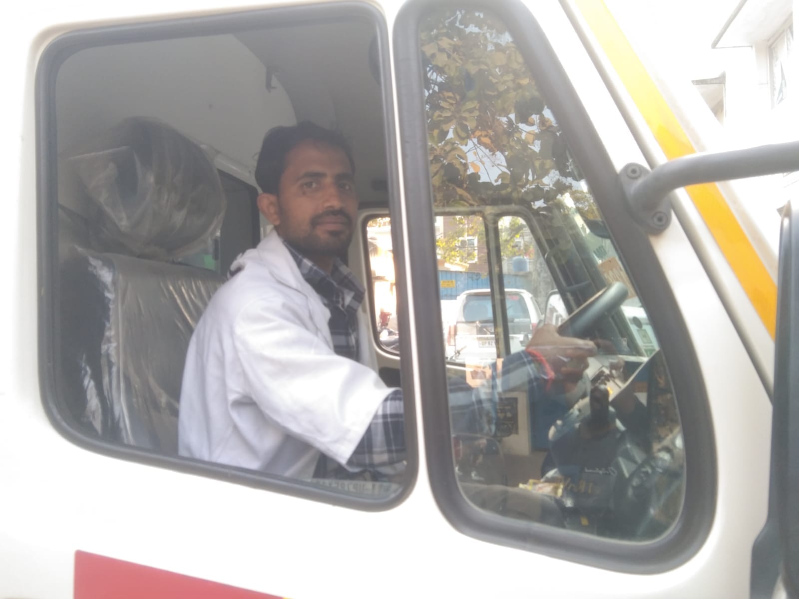 फोटो 20 एचएएमपी 23- शहर के बेतवा पुल पर लगा जाम। संवाद