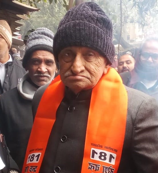 फोटो 20 एचएएमपी 23- शहर के बेतवा पुल पर लगा जाम। संवाद