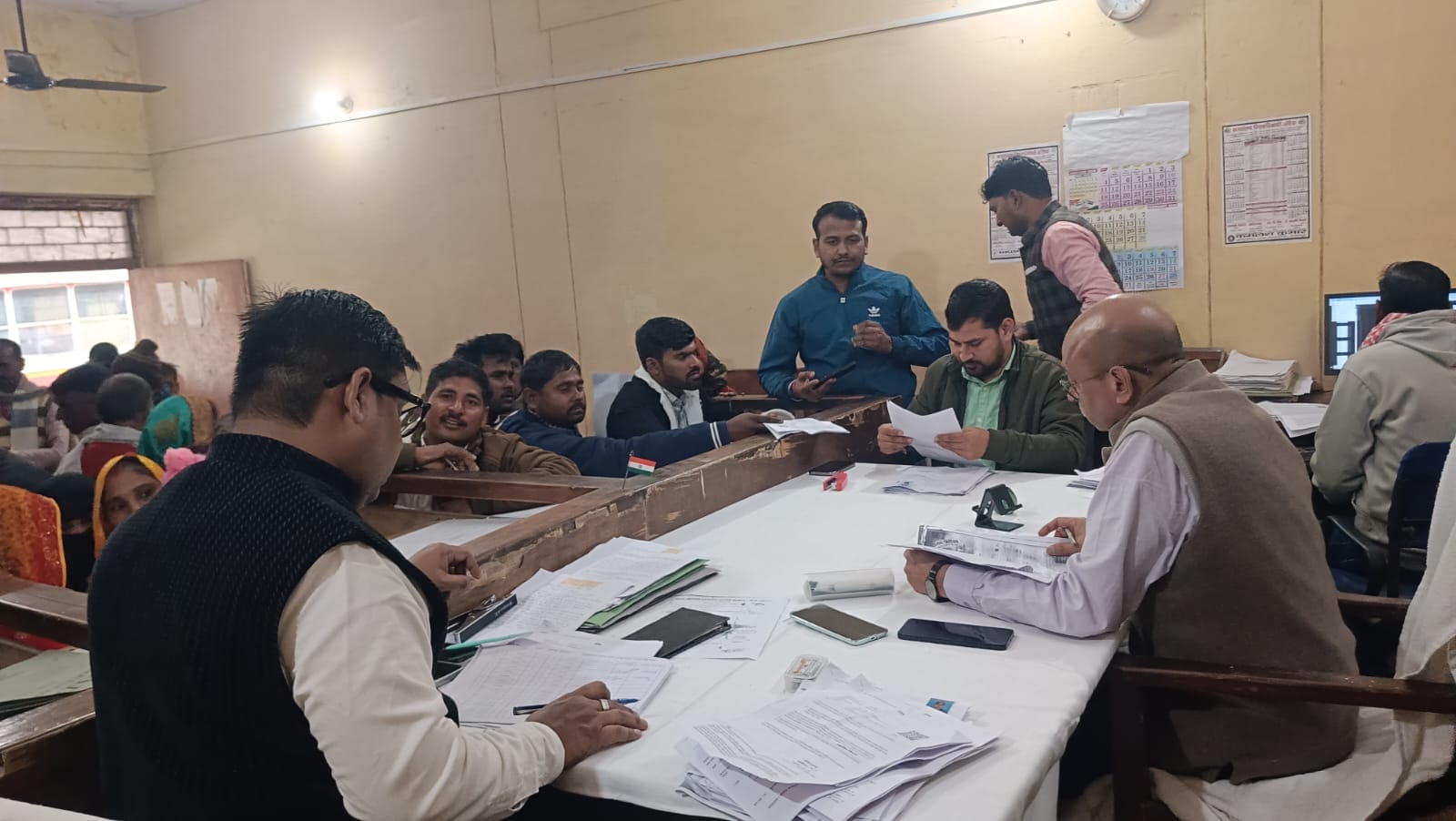 फोटो-27-तहसील बिधूना में नोटिस का जवाब देने पहुंचे वीरभान सिंह। संवाद