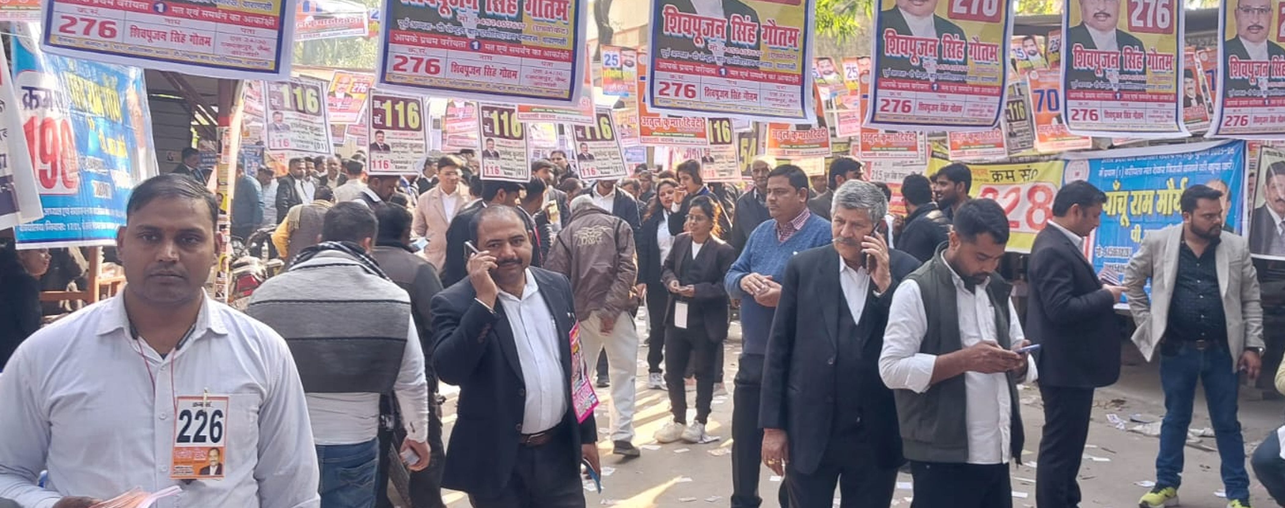 फोटो-35-मतदाता कक्ष के बाहर मौजूद पुलिस बल। संवाद