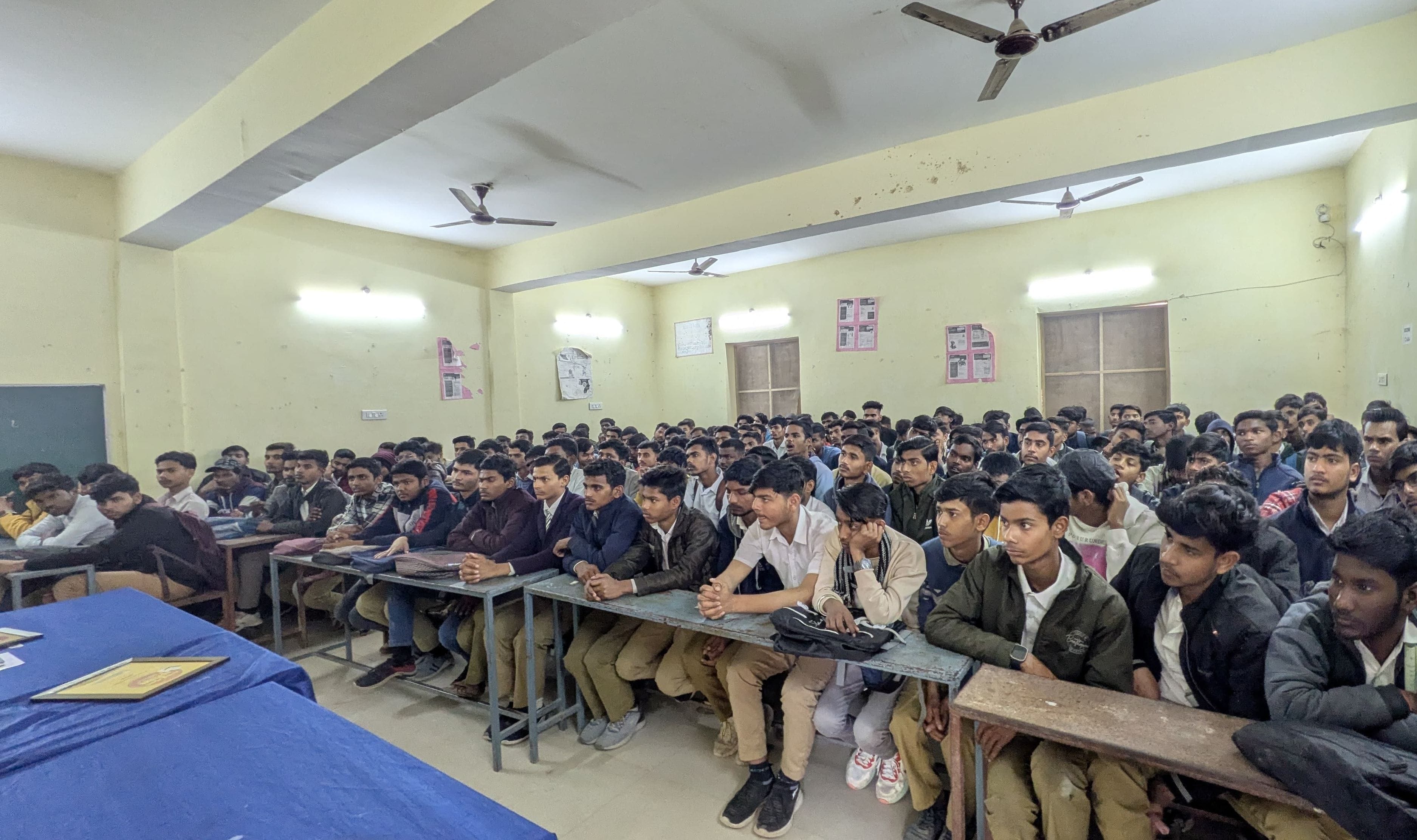 फोटो-4- जीआईसी में आयोजित तनावमुक्त परीक्षा कार्यशाला में छात्रों को संबोधित करते डीआईओएस सुनील