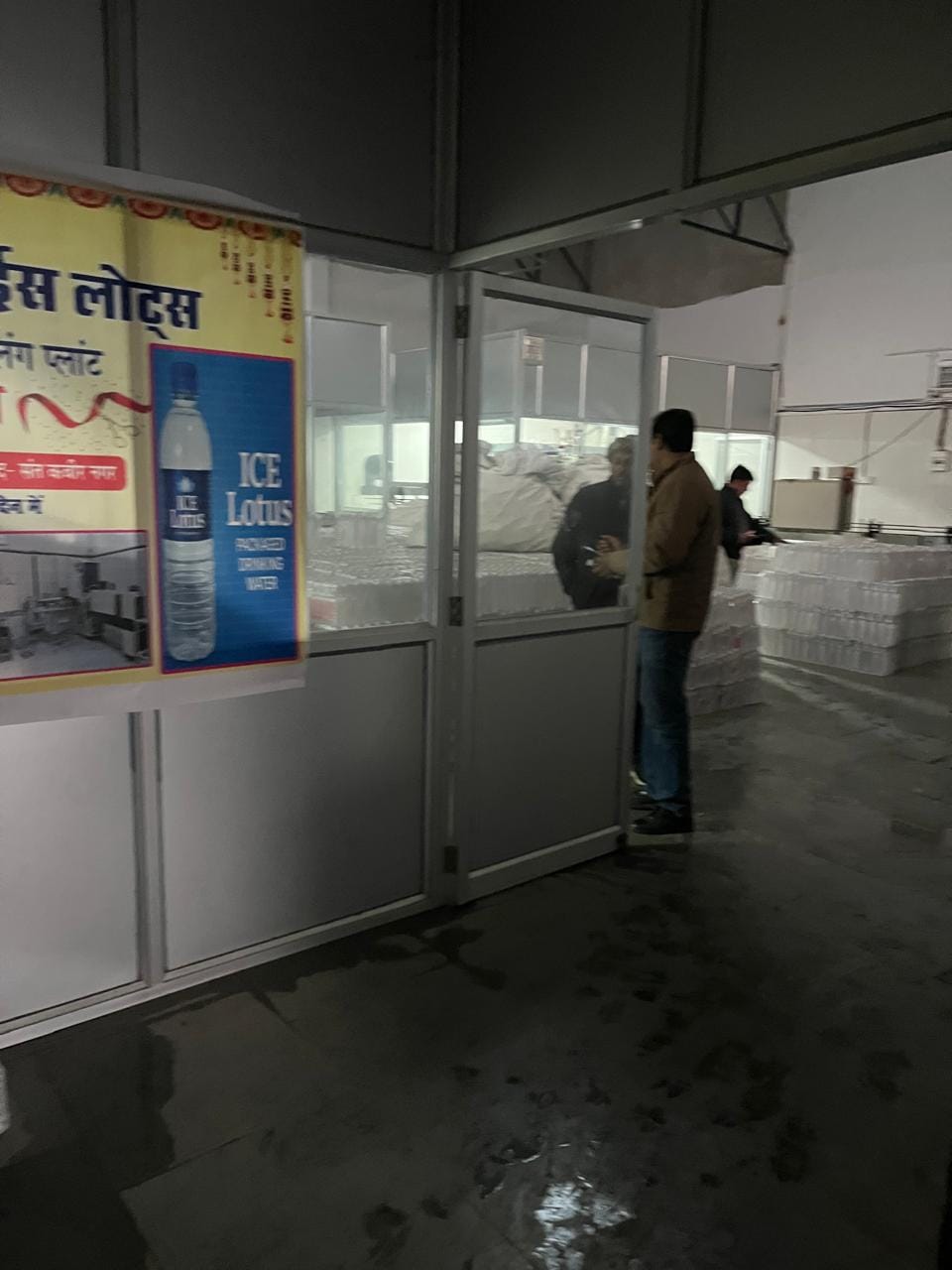 इंडस्ट्रीएल एरिया में पानी की फैक्ट्री में जांच करती खाद्य टीम-स्रोत खाद्य टीम